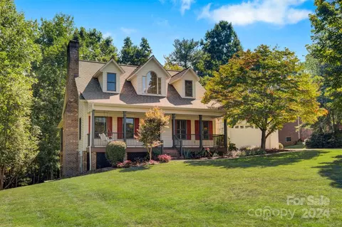 5690 Gold Creek Bay Dr, Hickory, NC 28601