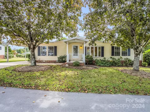 4 N Charles Ln, Hendersonville, NC 28792