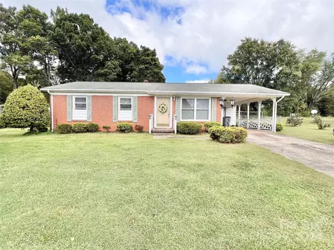 806 Hampton Pl, Lenoir, NC 28645