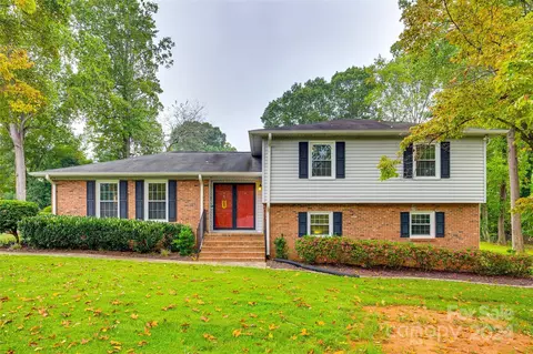 210 Oakwood Dr, Mount Holly, NC 28120