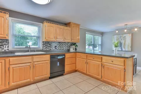 Kitchen - 206 10th Se Ave SE, Conover, NC 28613 photo 2 of 4