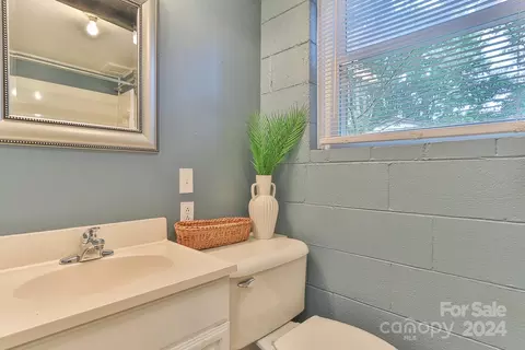 Bath - 206 10th Se Ave SE, Conover, NC 28613 photo 3 of 3