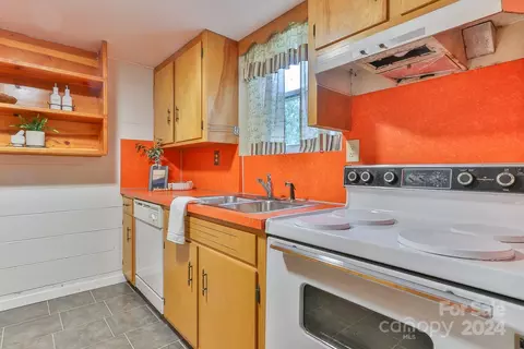 Kitchen - 206 10th Se Ave SE, Conover, NC 28613 photo 3 of 4