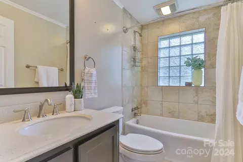 Bath - 206 10th Se Ave SE, Conover, NC 28613 photo 2 of 3