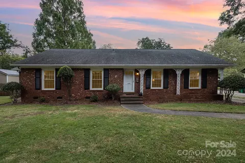 6638 Lancer Dr, Charlotte, NC 28226