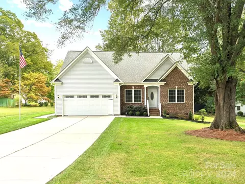 1114 Woodhaven Dr, Mount Holly, NC 28120