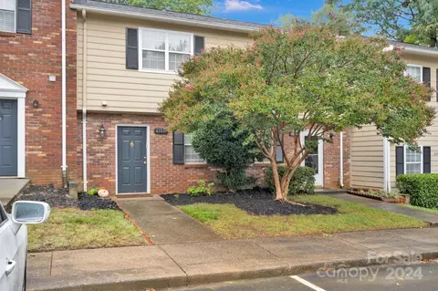 6106 Heath Ridge Ct, Charlotte, NC 28210