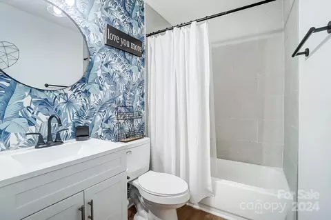 Bath - 4005 Howie Cir, Charlotte, NC 28205 photo 1 of 1