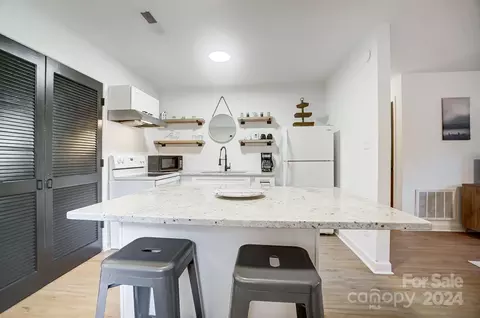 Kitchen - 4005 Howie Cir, Charlotte, NC 28205 photo 2 of 5