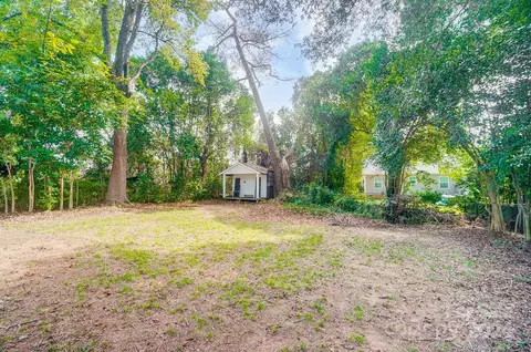 Exterior - 4005 Howie Cir, Charlotte, NC 28205 photo 4 of 5
