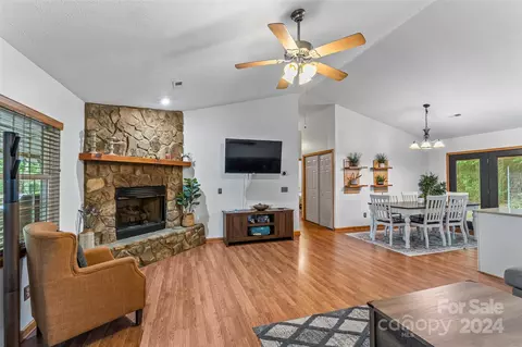 128 Pony Dr, Waynesville, NC 28785