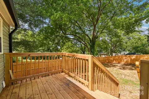 Exterior - 302 Spring St, Union, SC 29379 photo 4 of 10