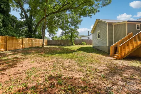 Exterior - 302 Spring St, Union, SC 29379 photo 5 of 10