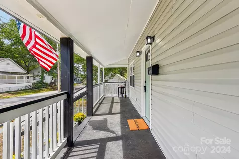 Exterior - 302 Spring St, Union, SC 29379 photo 3 of 10
