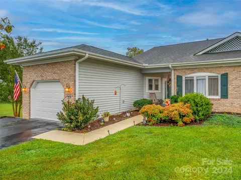 22 Country Meadows Ln, Hendersonville, NC 28792