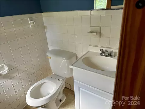 Bath - 274 Ledbetter Rd, Spindale, NC 28160 photo 3 of 5