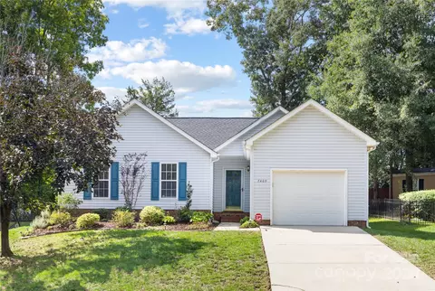 7409 Crestside Ln, Charlotte, NC 28227