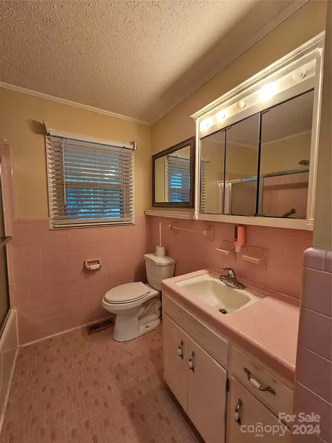 Bath - 1784 Deaton Dr, Lancaster, SC 29720 photo 1 of 2