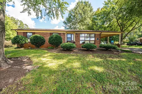 2500 Pinoak Dr, Hickory, NC 28602