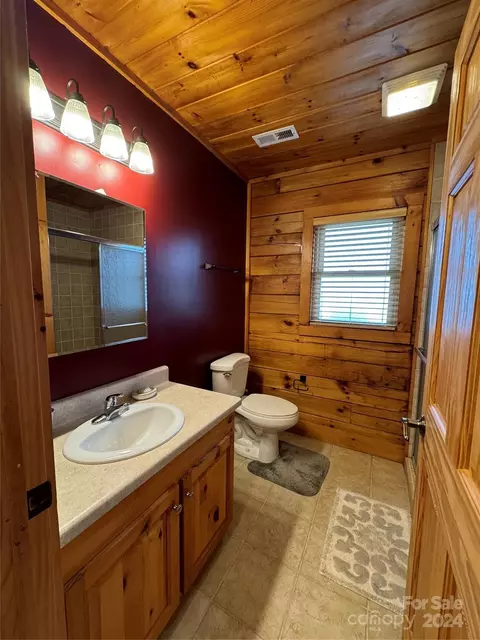 Bath - 795 Valley View Dr, Bostic, NC 28018 photo 3 of 7