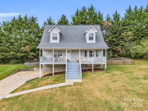 111 Onyx Dr, Fairview, NC 28730