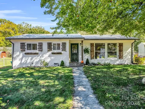 110 Scenic View Dr, Swannanoa, NC 28778