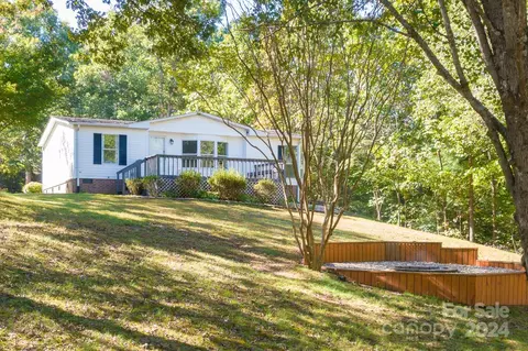 6185 Treasures Cove Dr, Hickory, NC 28601
