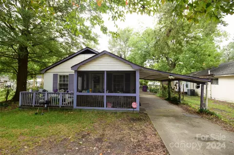 608 E Lizzie St, Selma, NC 27576