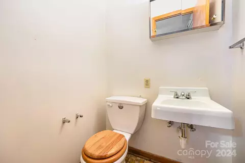 Bath - 1122 Laurel St, Salisbury, NC 28144 photo 1 of 2