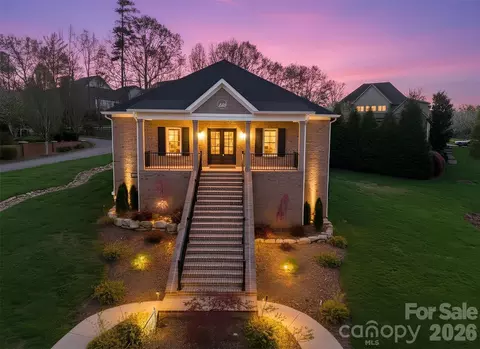 444 19th Avenue Nw Cir NW, Hickory, NC 28601