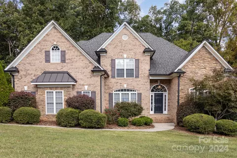 3840 Grovesner St, Harrisburg, NC 28075