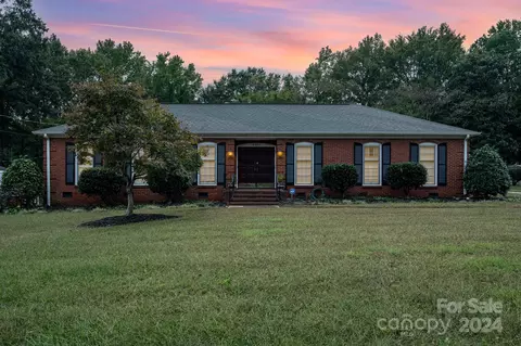 6121 Lake Forest E Rd E, Charlotte, NC 28227
