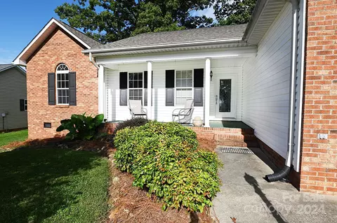 817 Gemcrest Ne Dr NE, Conover, NC 28613 photo 2