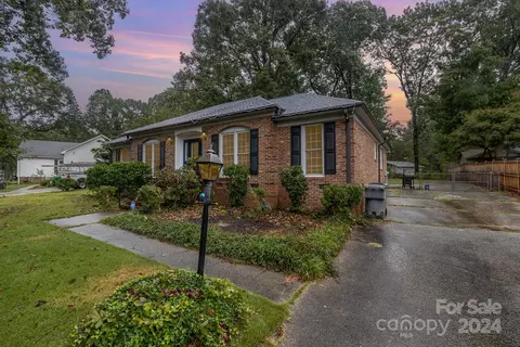 5718 Hollirose Dr, Charlotte, NC 28227