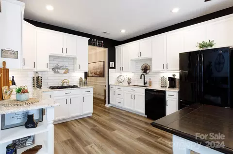 Kitchen - 710 Deerbrook Ln, Tega Cay, SC 29708 photo 4 of 6