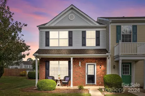 2742 Thornbush Ct, Charlotte, NC 28270