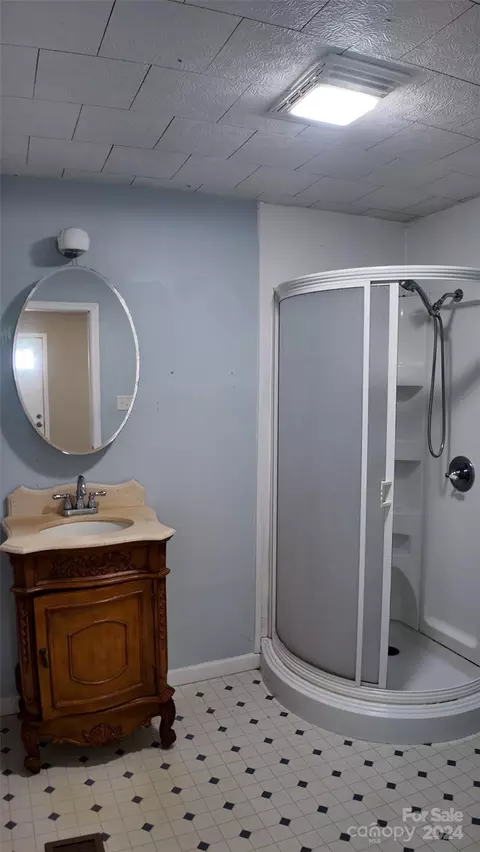 Bath - 116 Pinckney St, Chester, SC 29706 photo 1 of 1