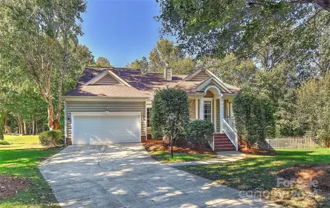 2711 Chickadee Dr, Charlotte, NC 28269