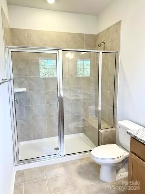 Bath - 916 Mary Max Dr, Davidson, NC 28036 photo 2 of 3