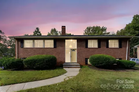 3327 Deerwood Dr, Gastonia, NC 28054