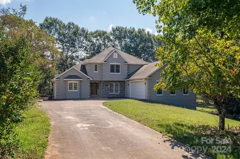 160 Oak Point Dr, Cherryville, NC 28021