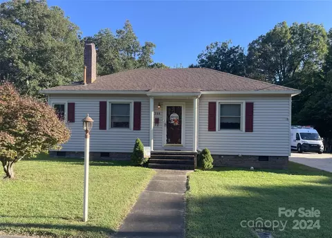 208 E Parkwood St, Stanley, NC 28164