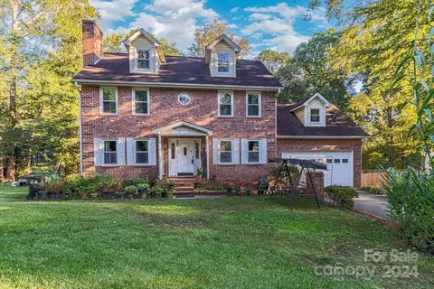 2131 Pinebrook Cir, Charlotte, NC 28208