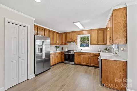 Kitchen - 5089 Windward Point Ln, Denver, NC 28037 photo 2 of 3