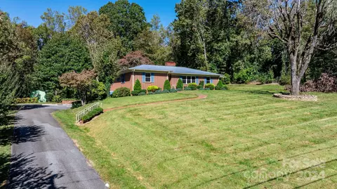 1018 Hibriten Se Dr SE, Lenoir, NC 28645