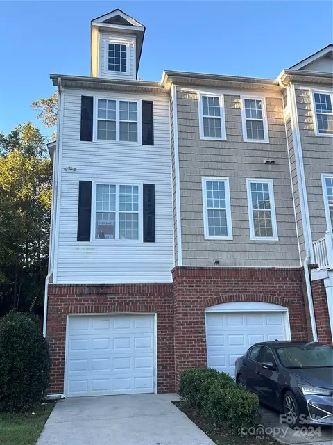 6826 Park Place Dr, Charlotte, NC 28262
