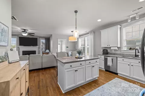 Kitchen - 15862 Kiser Corner Ln, Davidson, NC 28036 photo 4 of 5