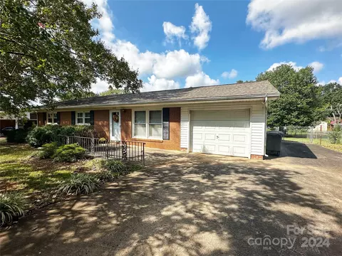 Exterior - 140 E Chamblee Dr, Salisbury, NC 28147 photo 2 of 3