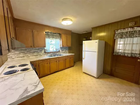 Kitchen - 140 E Chamblee Dr, Salisbury, NC 28147 photo 1 of 2