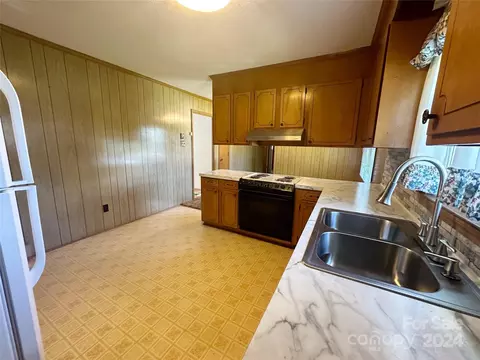 Kitchen - 140 E Chamblee Dr, Salisbury, NC 28147 photo 2 of 2